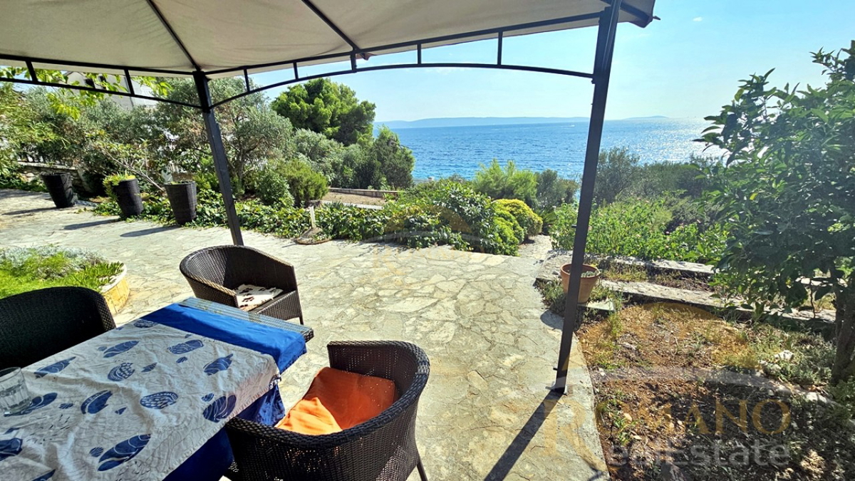 Ekskluzivna hiša prvi vrsti ob morju – Mavarčica, Okrug Gornji – Velik investicijski potencial